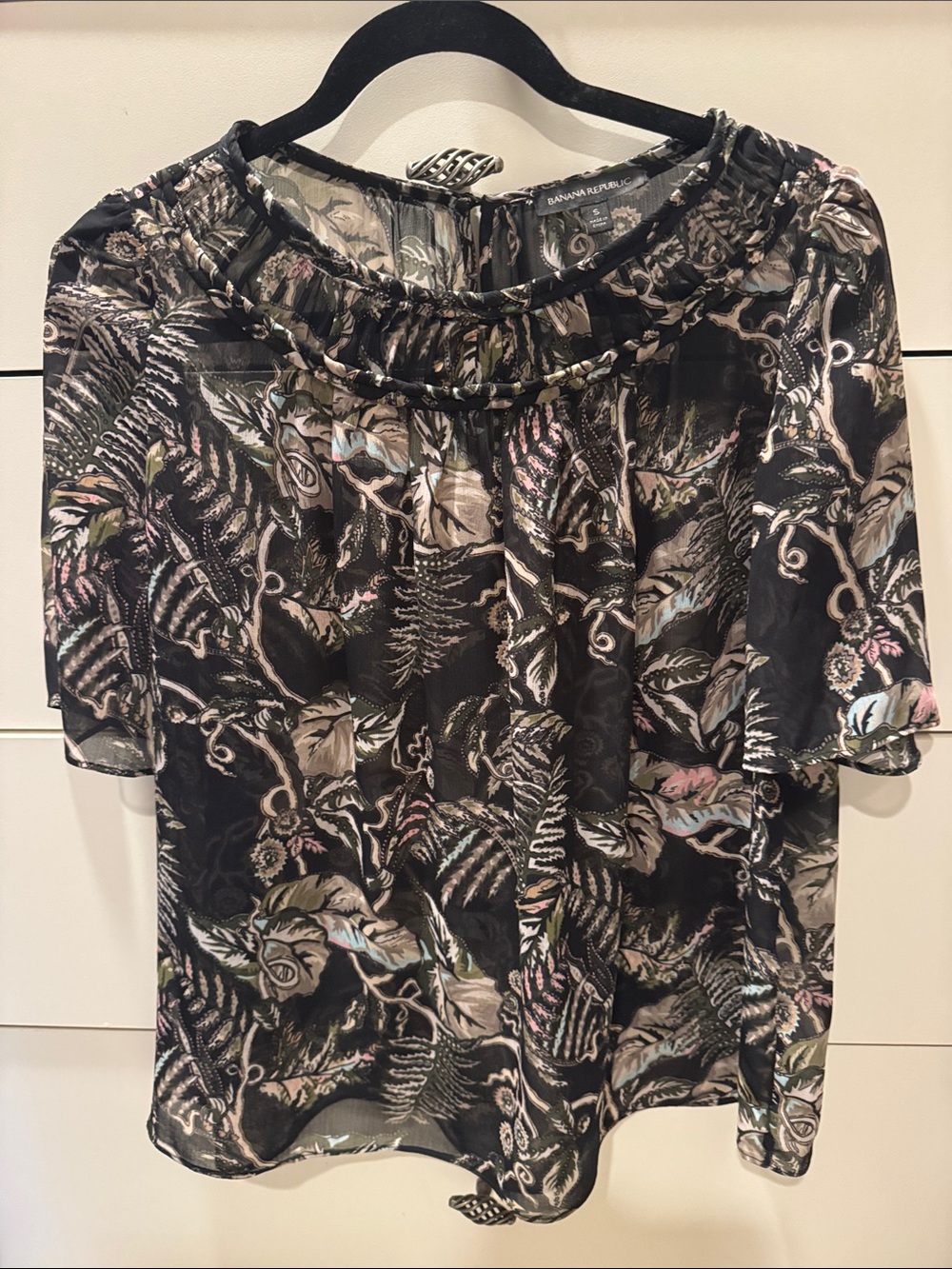 Banana Republic Black Sheer Floral-Print Short Sleeve Blouse